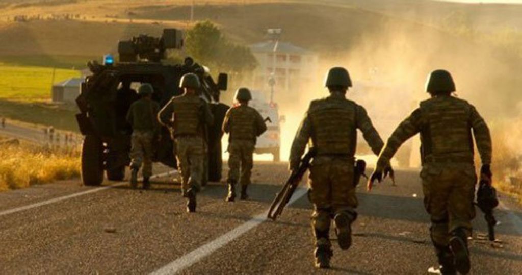 PKK Yol Kapatıp Askerlere Ateş Açtı