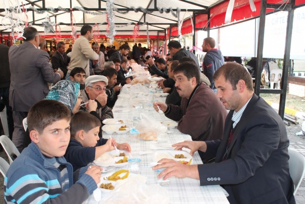 Iğdırda Gadir-i Hum Bayramı Çerçevesinde 3 Bin Kişiye Yemek Verildi