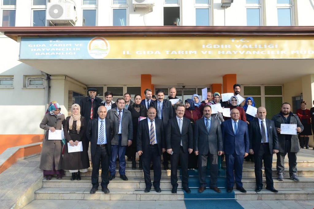 VALİ ENVER ÜNLÜ GENÇ ÇİFTÇİLERE SERTİFİKA VERDİ