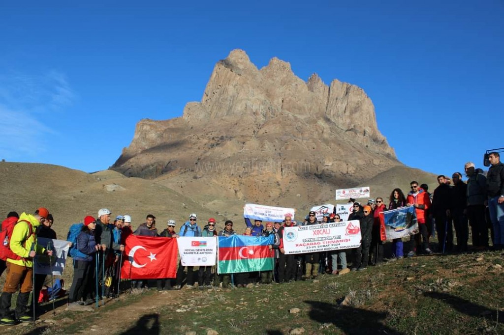 Iğdırlı Dağcılar Hocalı şehitleri için Haça Dağı'na tırmandı