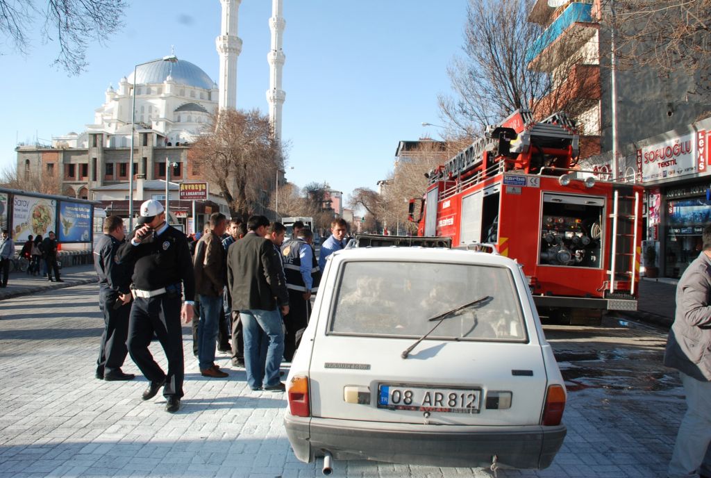 Hareket Halindeki Araç Alev Aldı