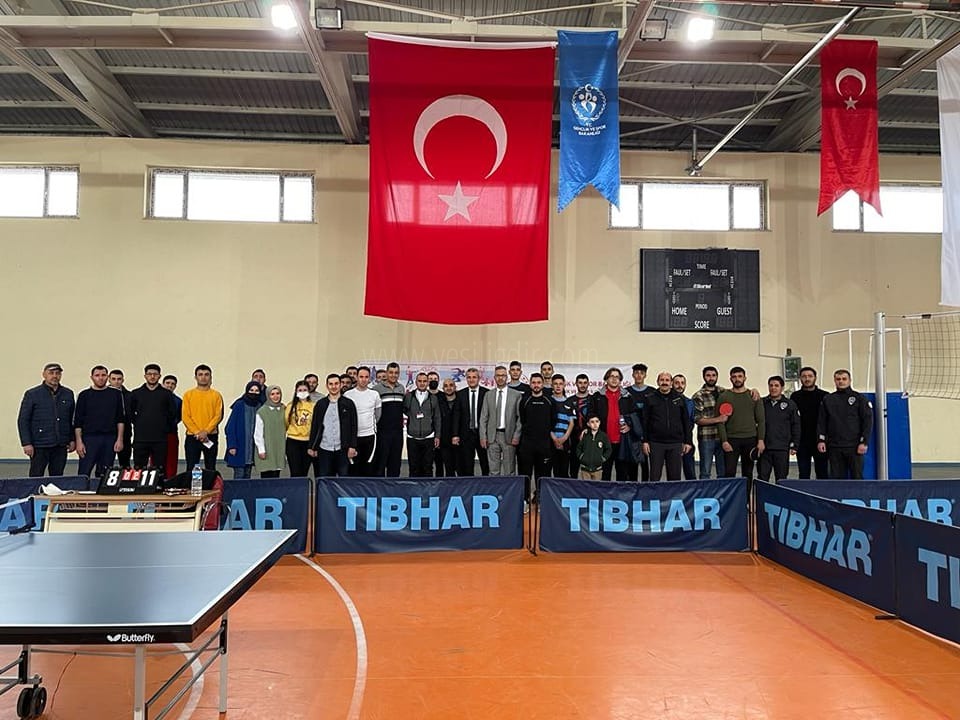 Masa tenisi  turnuvası başladı