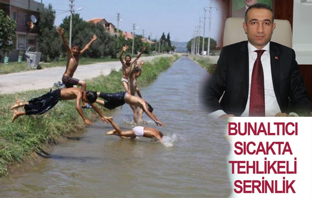 Iğdırda çocuklar sulama kanallarında serinliyor