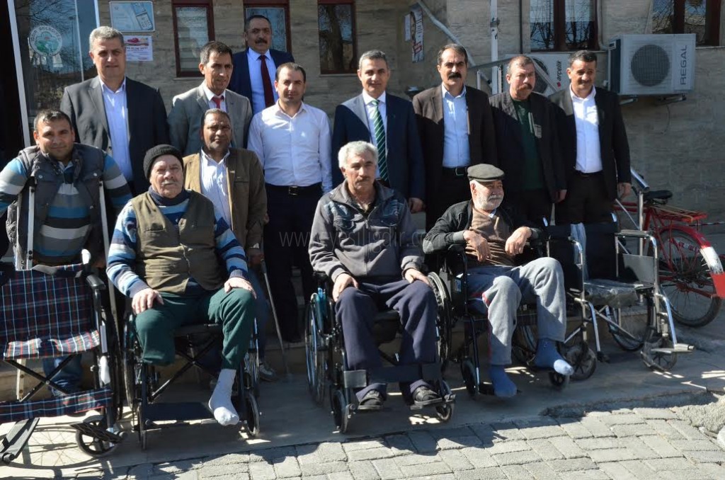 Iğdır Belediyesi tekerlekli sandalye dağıttı
