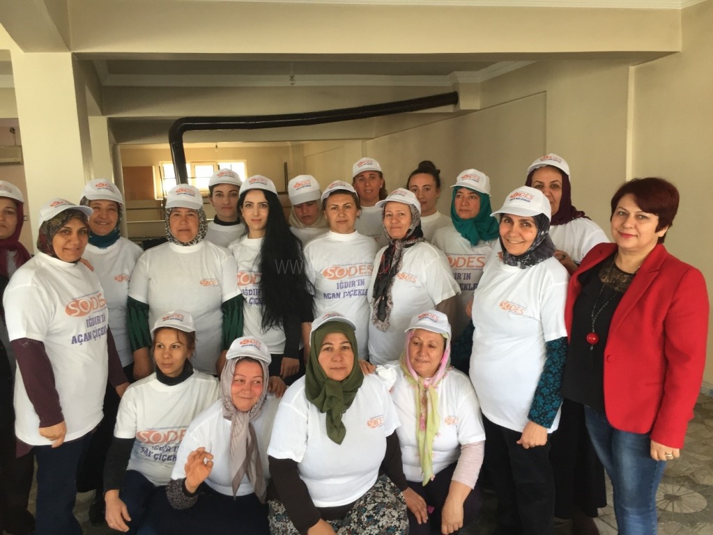 IĞDIRIN AÇAN ÇİÇEKLERİ SODES PROJESİ KAPSAMINDA DÜZENLENEN KURSLAR START ALDI