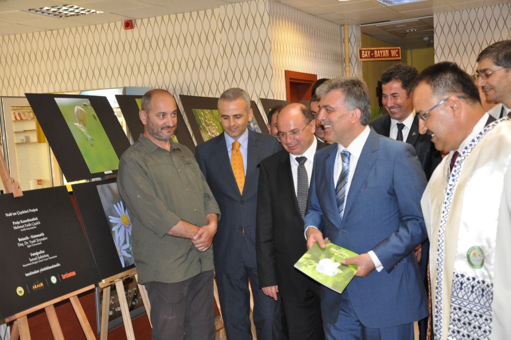 Cumhurbaşkanı Gül Nuhun Çiçekleri Resim Sergisini Gezdi