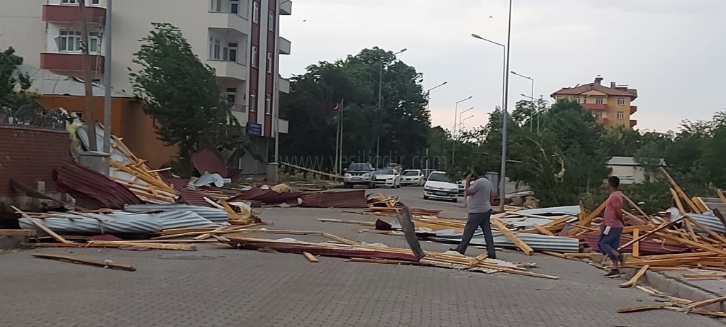 FIRTINA ÇATILARI UÇURDU