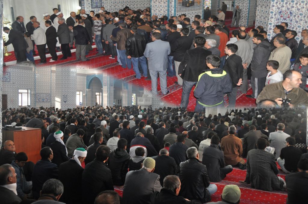 Vali Ahmet PEK Bayramlaşmayı Merkez Camiinde Halk ile Yaptı