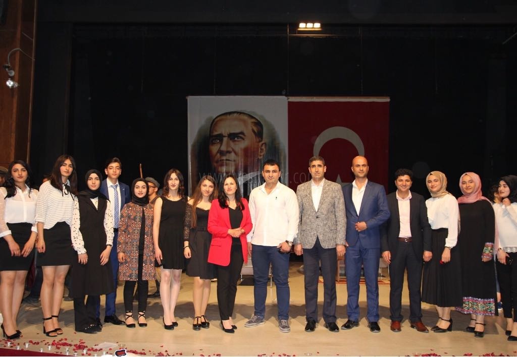 IĞDIR 125YIL ANADOLU LİSESİNDEN ŞİİR TÜRKÜ VE TİYATRO DİNLETİSİ