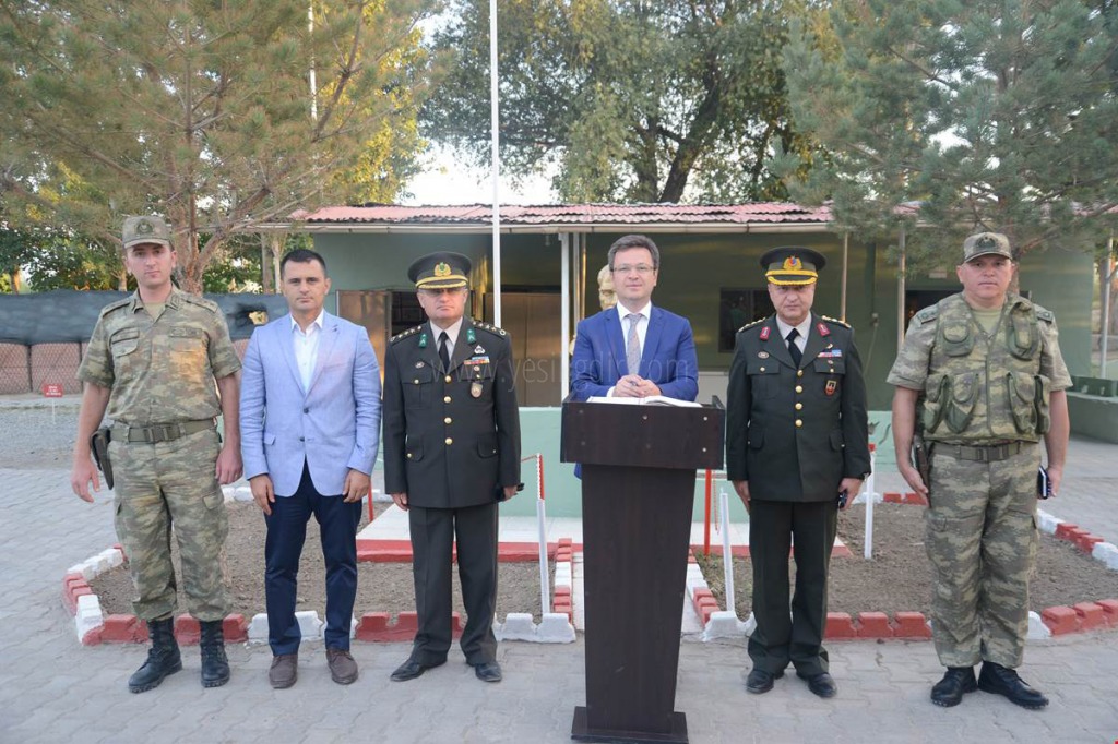 VALİ ENVER ÜNLÜ HUDUT KARTALLARIYLA BAYRAMLAŞTI