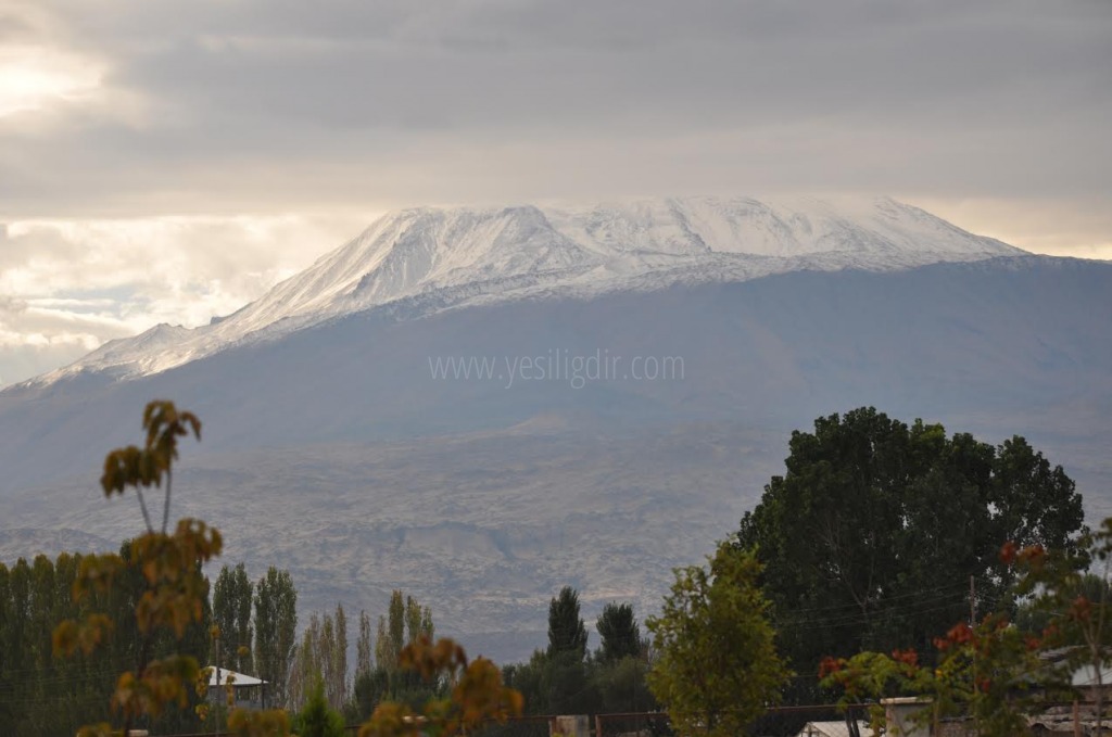 AĞRI DAĞINA YILIN İLK KARI YAĞDI