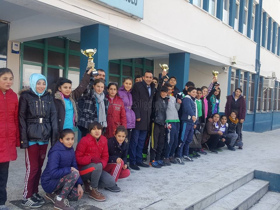 Karakoyunlu Gazi Yatılı Bölge Ortaokulundan Bir Günde 3 Kupa
