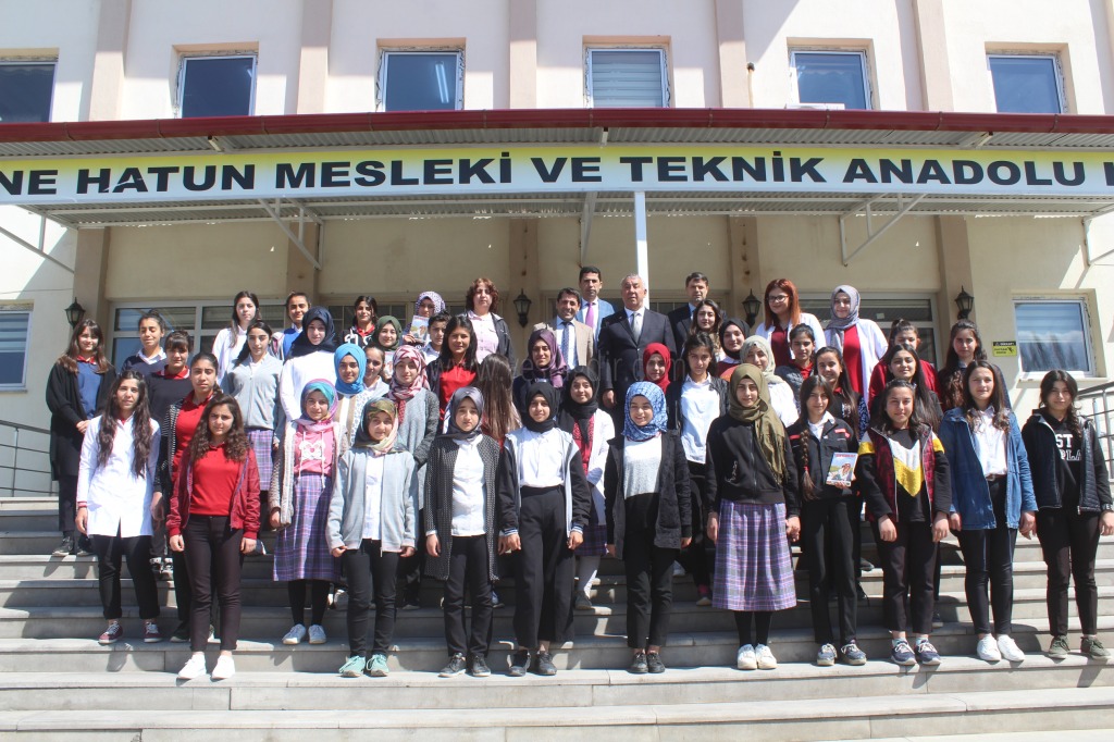 EĞİTİMCİ GAZETECİ YAZAR SERDAR ÜNSAL ÖĞRENCİLERLE BULUŞTU