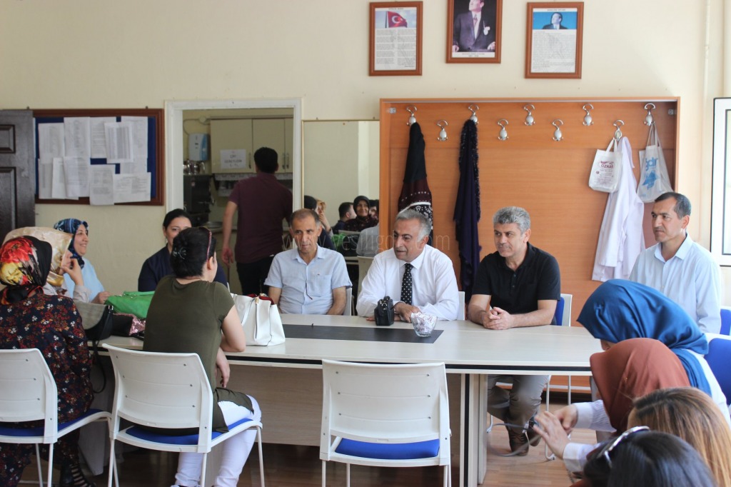 MİLLİ EĞİTİM MÜDÜRÜ HAKAN GÖNEN LGS IĞDIR İL BİRİNCİSİ ÇIKARAN OKUL ÖĞRETMENLERİNİ TEBRİK ETTİ