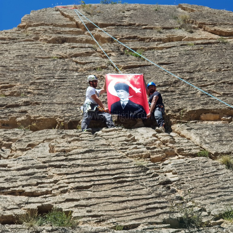 IĞDIR AKUD ZAFER BAYRAMI NEDENİYLE KAYA TIRMANIŞI YAPTI