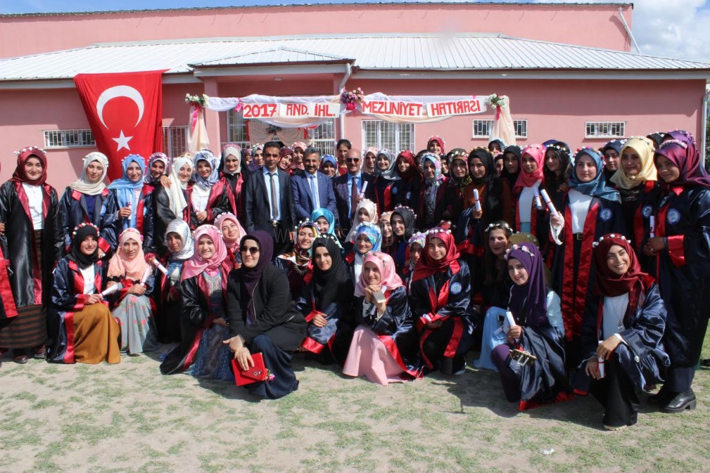KIZ VE ERKEK İMAM HATİP ANADOLU LİSESLERİNDE MEZUNİYET TÖRENİ