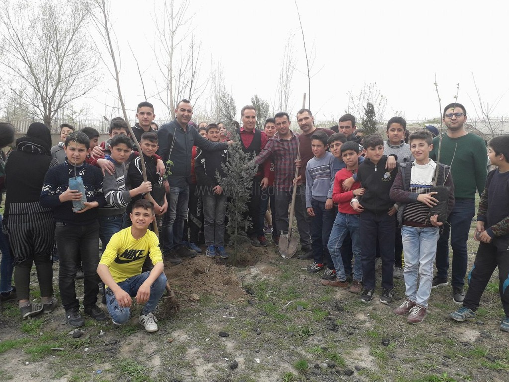 Öğrencileri okul bahçesine fidan dikti