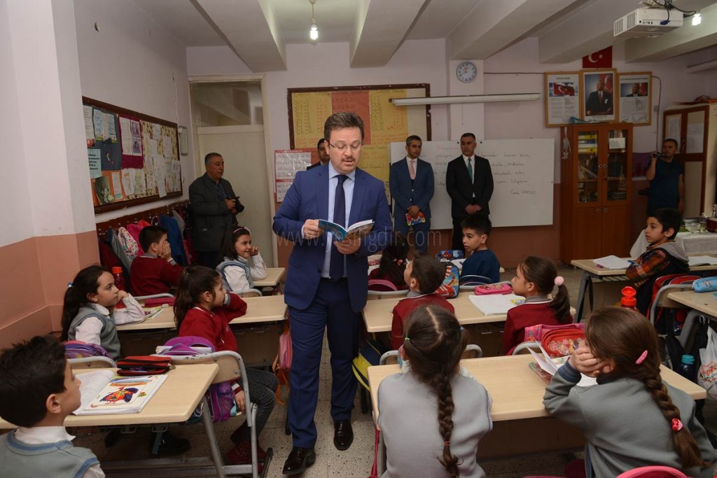 VALİ ÜNLÜ ÖĞRENCİLERE HİKAYE OKUDU