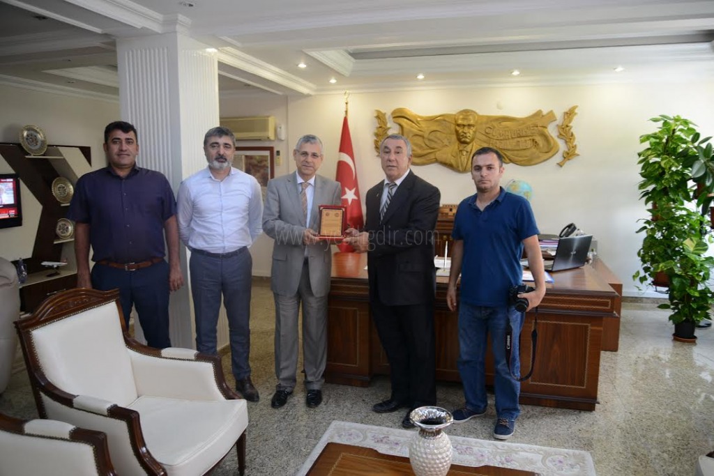 TADDEFDEN VALİ AHMET TURGAY ALPMAN A DEMOKRASİ PLAKETİ