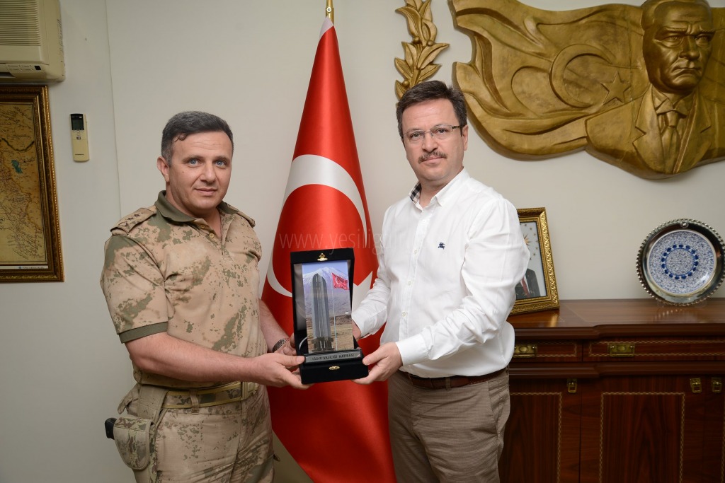 Vali Ünlüden J Yarbay Fatih Güneşe Plaket