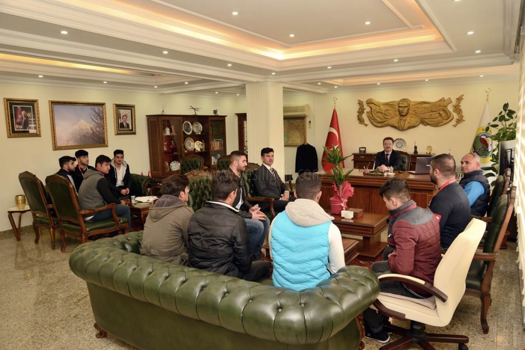 BAŞARILI SPORCULAR VALİ ÜNLÜYÜ ZİYARET ETTİ
