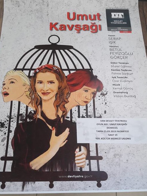VAN DEVLET TİYATROSU UMUT KAVŞAĞI OYUNUNU SERGİLEDİ