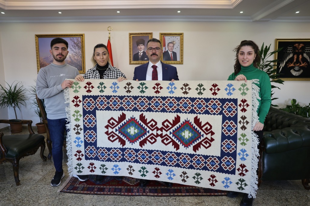 Vali Ercan Turana Karabağ ve Anadolu Motifli Kilim Hediye Edildi