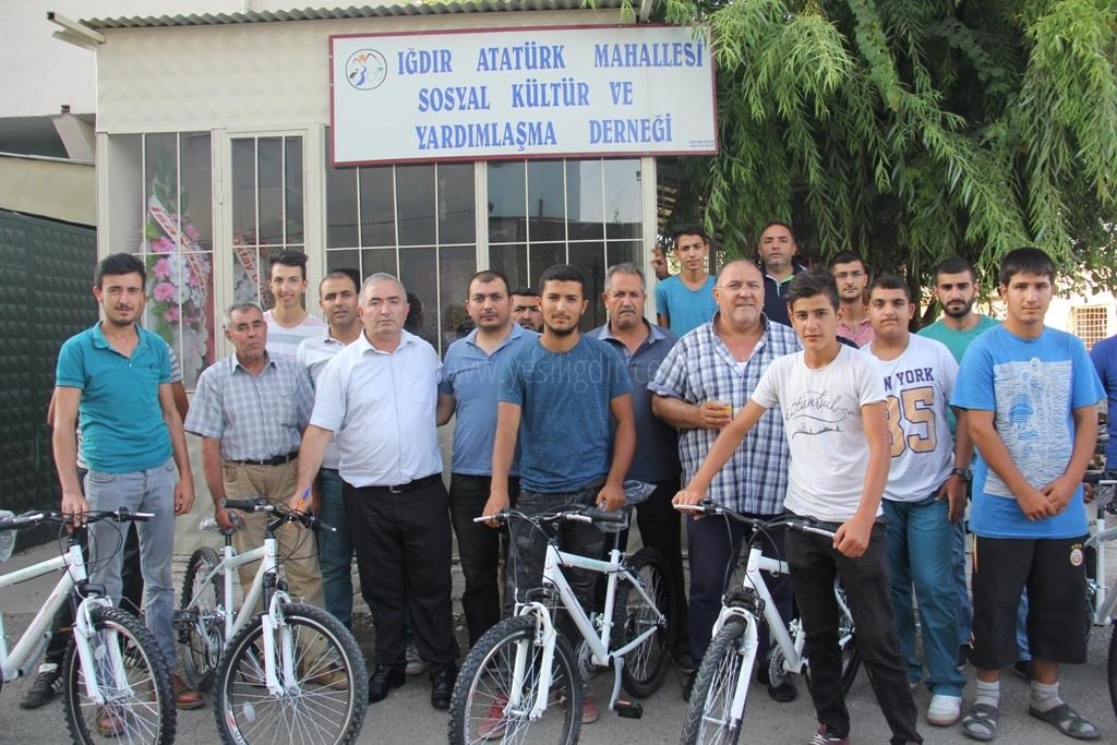 Mahalle Derneği ile Milli Eğitim Müdürlüğü El Ele Verip Öğrencileri Sevindirdi