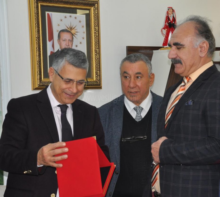 IĞDIR VALİSİ AHMET TURGAY ALPMANA PLAKET