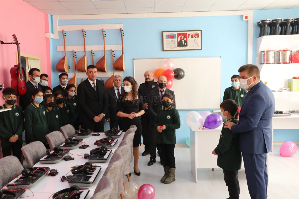 Vali H Engin Sarıibrahimden Okul Ziyareti