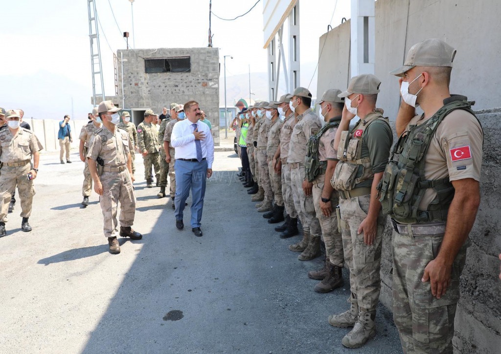 Vali H Engin Sarıibrahim Kahraman askerlerimi ziyaret ederek bayramlaştı