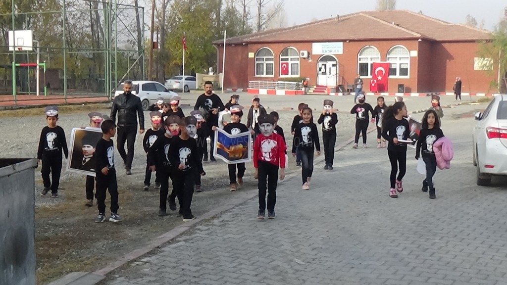 ATATÜRKÜ KAYSI BAHÇESİNDE ANDILAR