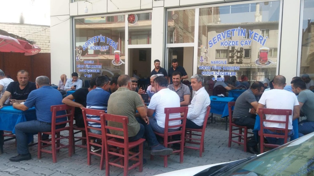 BAŞKAN AKKUŞ VATANDAŞLA ÇAY İÇİP SOHBET ETTİ