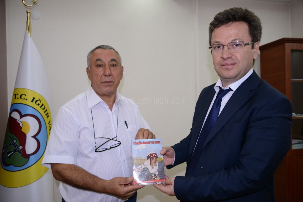 SERDAR ÜNSAL YÜREĞİM İREVANDA KALDI ROMANINI VALİ ENVER ÜNLÜYE HEDİYE ETTİ