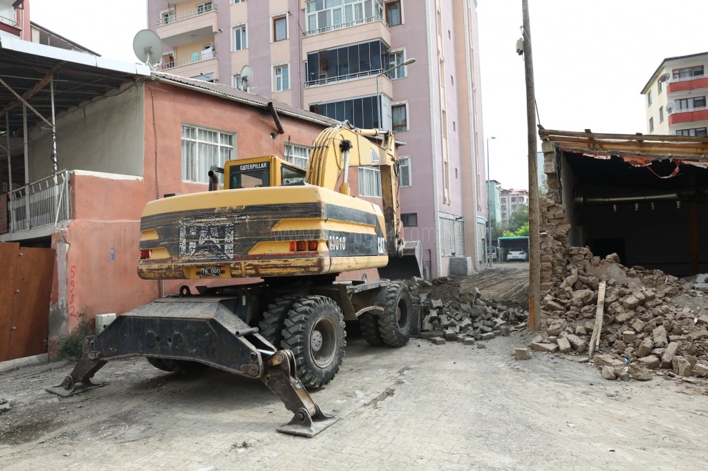 Topçular Mahallesinde Yol Genişletme Çalışması