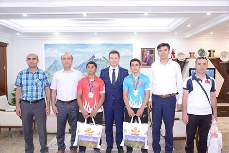 JUDO ŞAMPİYONLARI VALİ ENVER ÜNLÜYÜ MAKAMINDA ZİYARET ETTİ