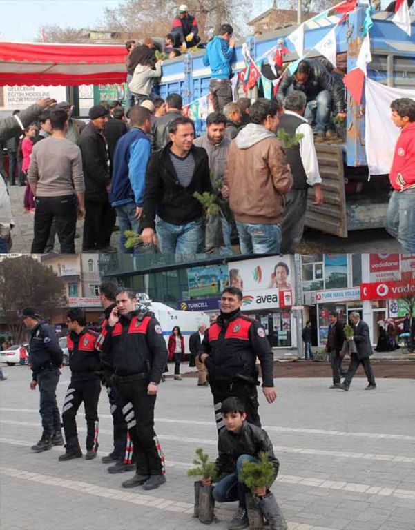 Nevruz Bayramı Kutlamaları Kapsamında Fidan Dağıtımı Yapıldı