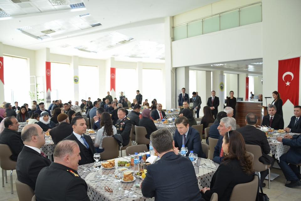 ŞEHİT AİLELERİ ONURUNA YEMEK PROGRAMI DÜZENLENDİ