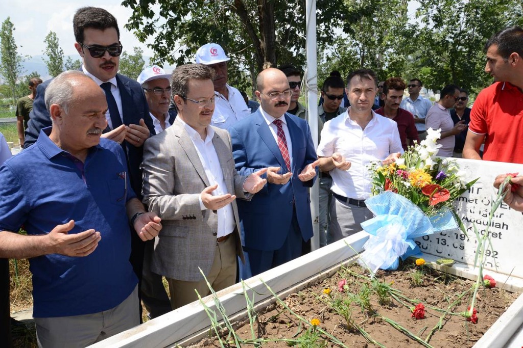 VALİ ÜNLÜ ŞEHİT MEZARLARINI ZİYARET ETTİ