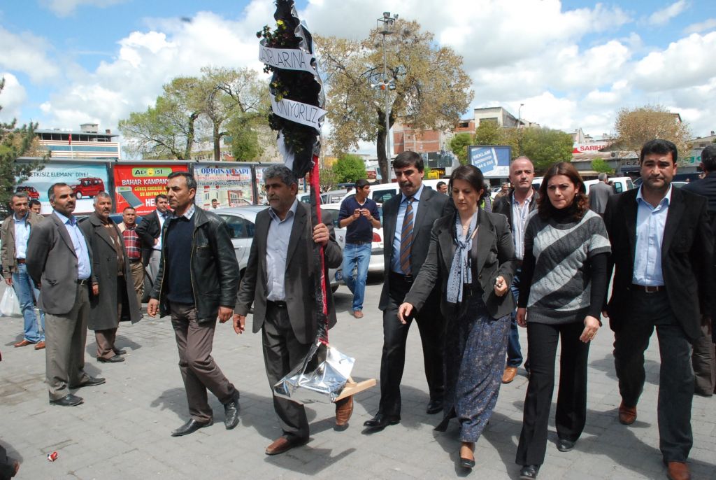 BDP'den Ak Parti Binasına Siyah Çelenk