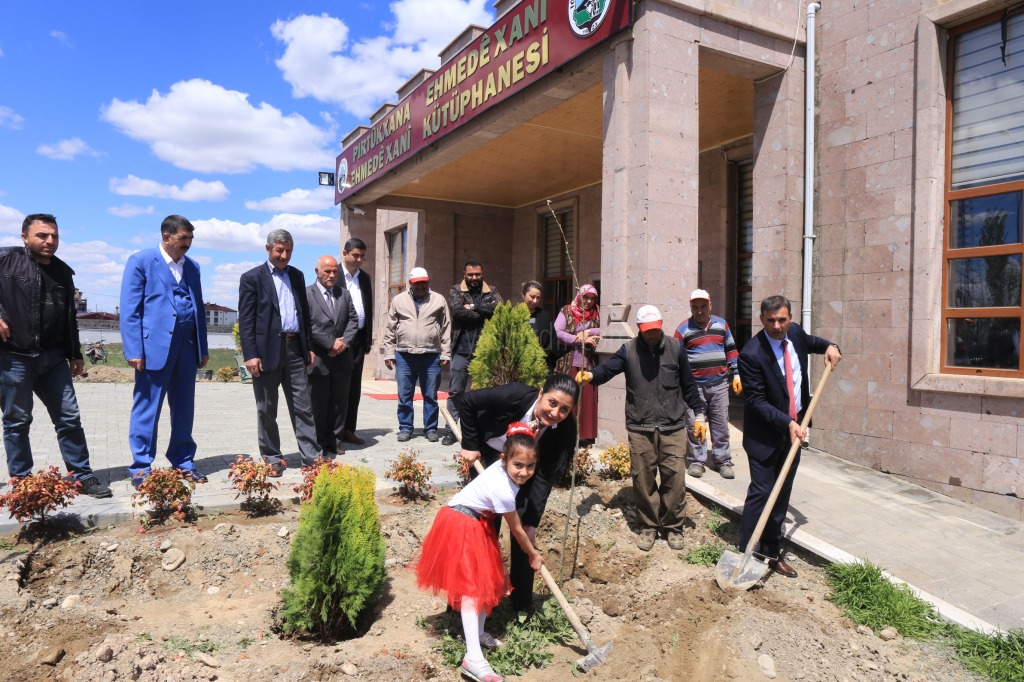 Iğdır Belediyesinin Kütüphanesinde Ağaç Ve Çiçek Ekimi Yapıldı