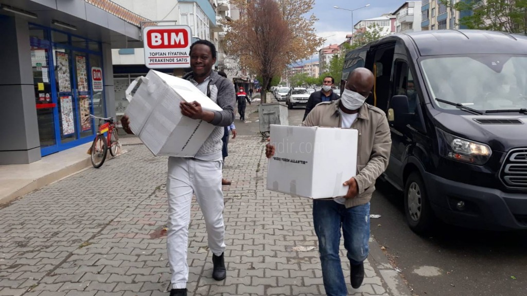 Öğrenci Dekanlığı Iğdır Valiliğinin Yardımlarını Yabancı Öğrencilere Ulaştırdı