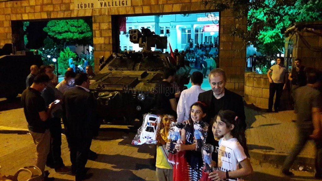 EMNİYET MÜDÜRÜNDEN DİRENİŞE GELEN ÇOCUKLARA OYUNCAK