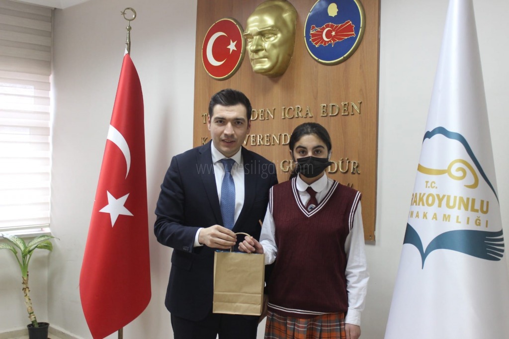 Voleybol Turnuvasında 1 olan öğrenciler Kaymakam Furkan Atalıkı Makamında Ziyaret Etti