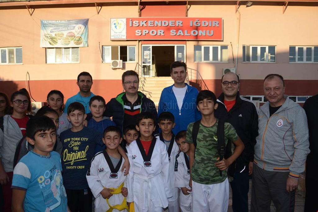 VALİ ÜNLÜ ÖĞRENCİLERLE VOLEYBOL OYNADI