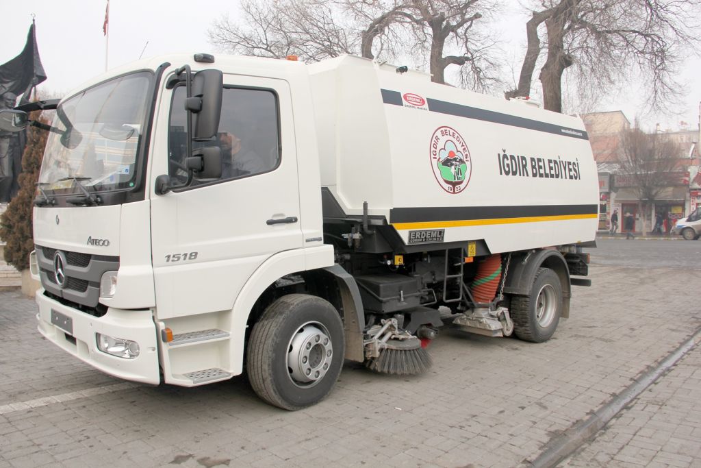 Belediye Yol Süpürme Aracı