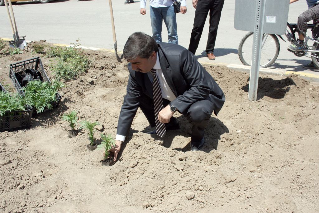Başkan Malk Çiçek Dikti