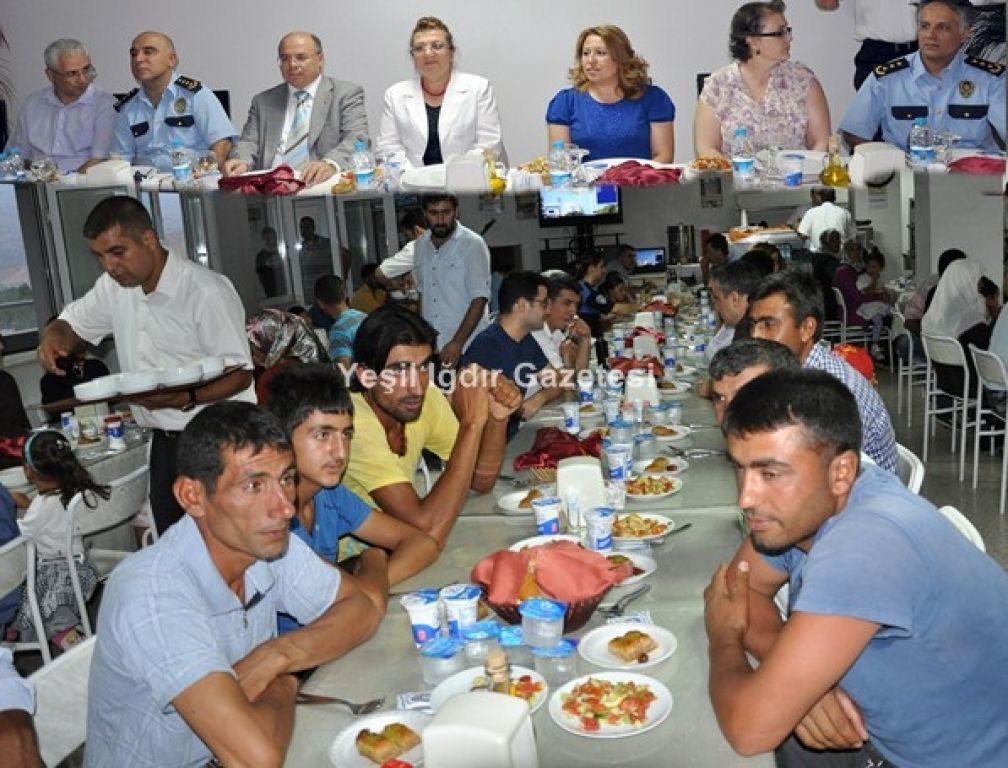 Iğdır İl Emniyet Müdürlüğünün Vermiş Olduğu İftar Yemeğinde Polis ve Vatandaş Yan Yana Geldi