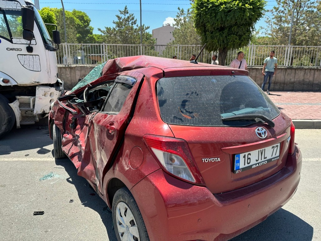 ŞEHİT MEHMET ÇAVUŞ CADDESİNDE TRAFİK KAZASI 3 YARALI