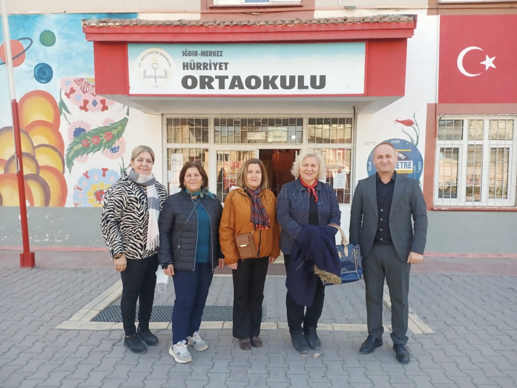 Iğdır Türk Kadınlar Birliği Derneğinden Öğrencilere Yılbaşı Hediyesi